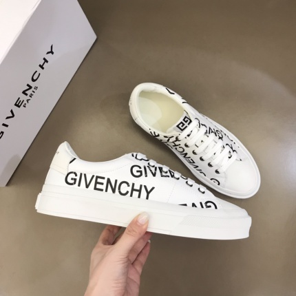 Givenchy Sneakers For Men in 158096