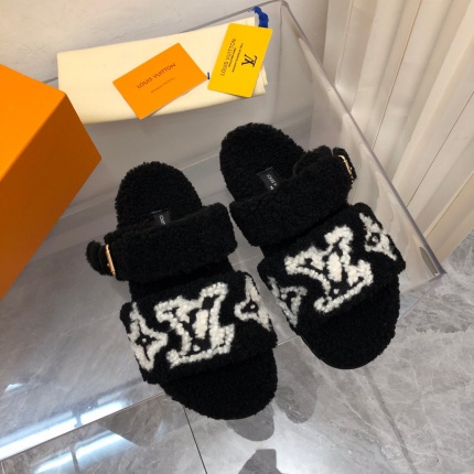 High quality Louis Vuitton Fur Slippers For Women in 158223
