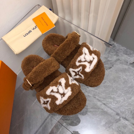 High quality Louis Vuitton Fur Slippers For Women in 158226