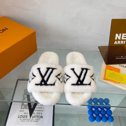 New Arrivals Louis Vuitton Fur Slippers For Women in 158418