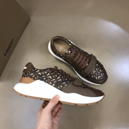 Burberry Sneakers For Men in 158985