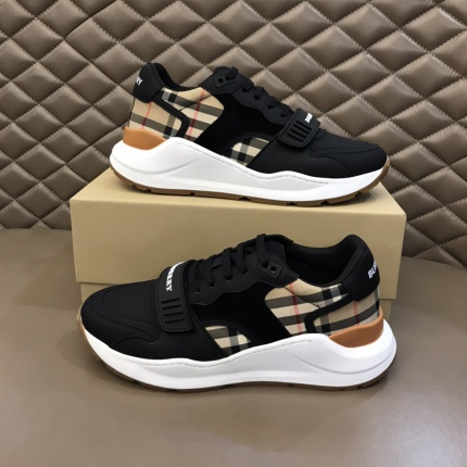 Burberry Sneakers For Men in 159001