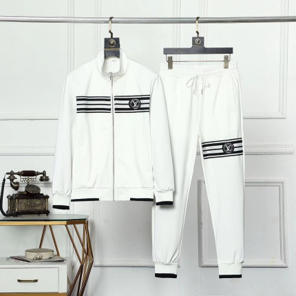 New Arrivals Louis Vuitton Tracksuits For Men in 159439