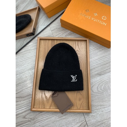 Louis Vuitton  Hats in 160264