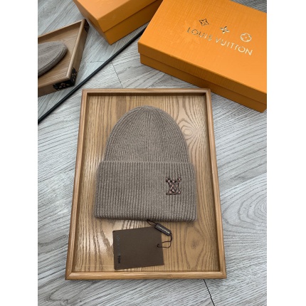 Louis Vuitton  Hats in 160267