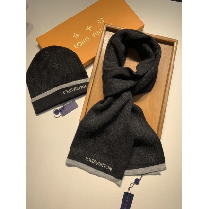 Louis Vuitton  Hats in 160272