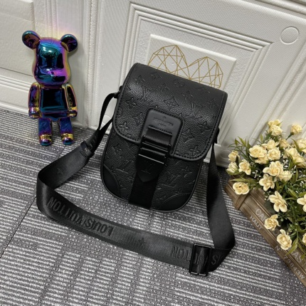 Louis Vuitton AAA+++ bags For Men in 161019