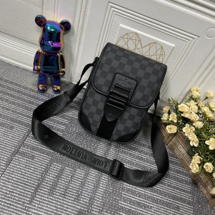 Louis Vuitton AAA+++ bags For Men in 161020