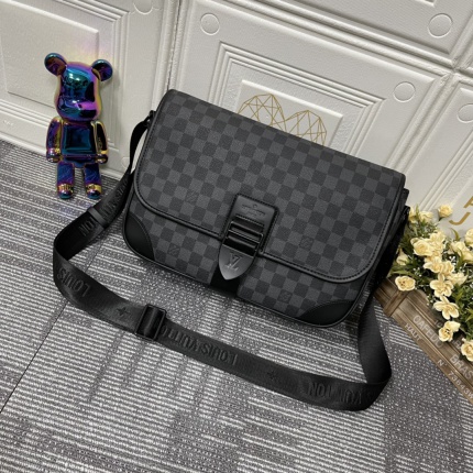 Louis Vuitton AAA+++ bags For Men in 161023