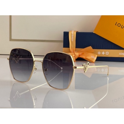 Louis Vuitton AAA Quality Sunglasses in 161537
