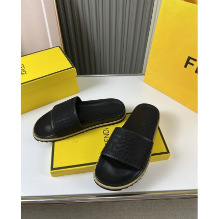 Fendi Slippers And Sandals For Men in 166509