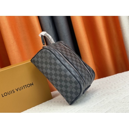 Louis Vuitton Cosmetic Bags in 166895