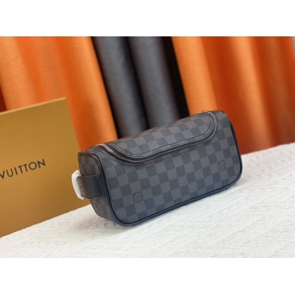 Louis Vuitton Cosmetic Bags in 166899