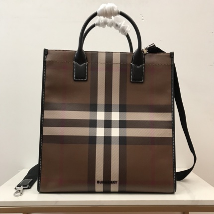 Burberry AAA Quality Handbags in 167792