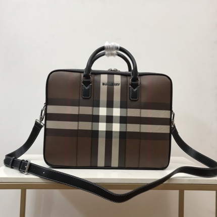 Burberry AAA Quality Handbags in 167796