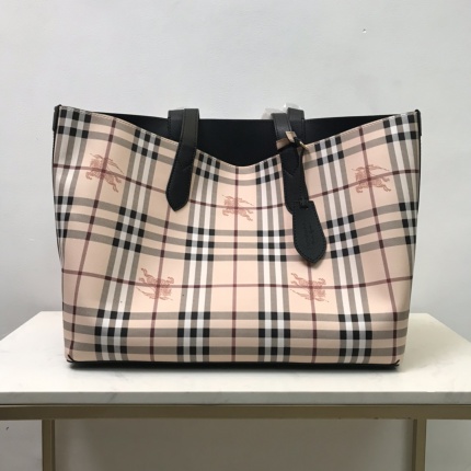 Burberry AAA Quality Handbags in 167801