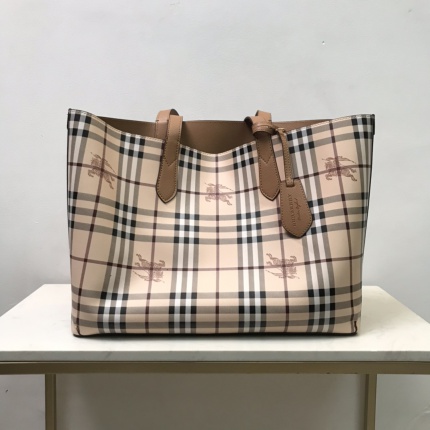 Burberry AAA Quality Handbags in 167803