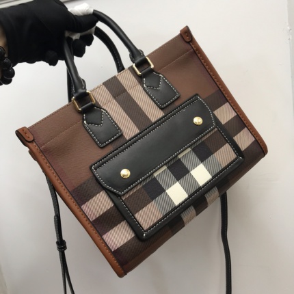 Burberry AAA+++ Crossbody Bags in 167857