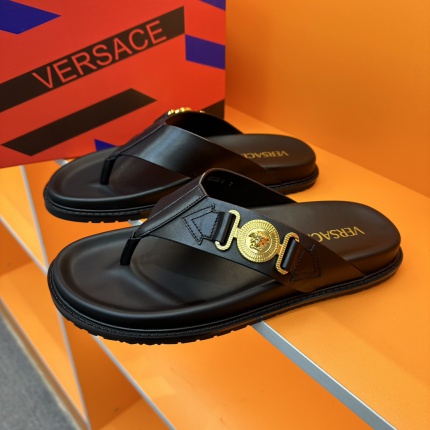 Versace Slippers For Men in 167868