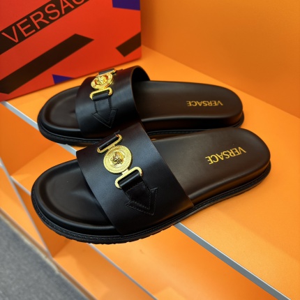 Versace Slippers For Men in 167869