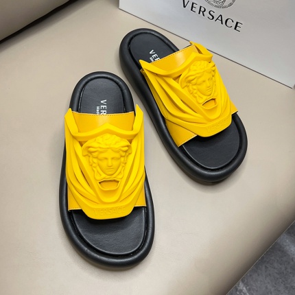 Versace Slippers For Men in 167961