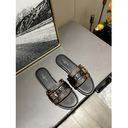Louis Vuitton Slippers For Women in 168469
