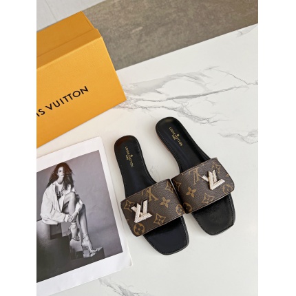 Louis Vuitton Slippers For Women in 168494
