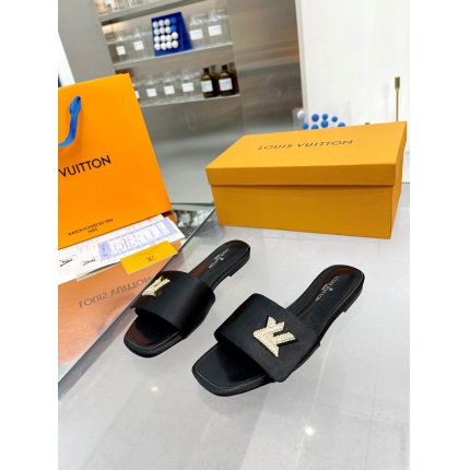Louis Vuitton Slippers For Women in 168501