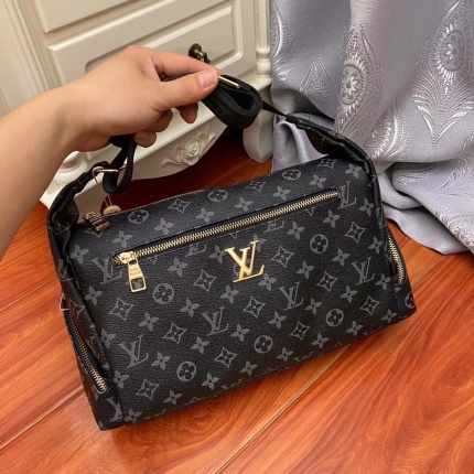 Louis Vuitton AAA+++ bags For Men in 168712