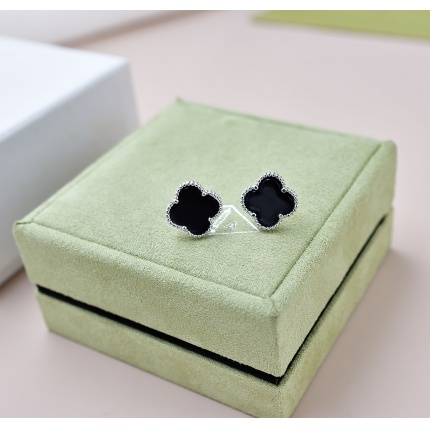 Van Cleef & Arpels Earring in 173184