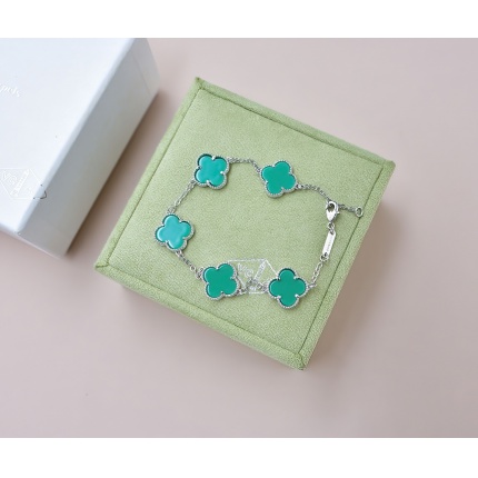 Van Cleef & Arpels Bracelets in 173210