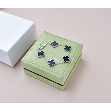 Van Cleef & Arpels Bracelets in 173211