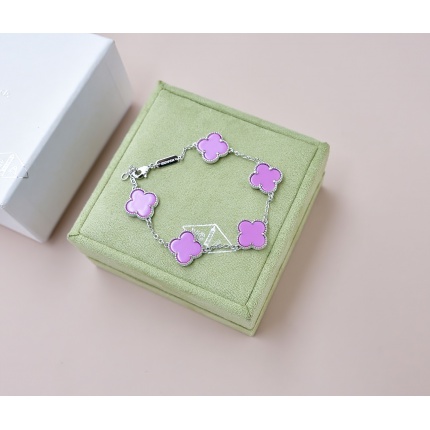 Van Cleef & Arpels Bracelets in 173213