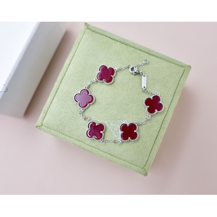 Van Cleef & Arpels Bracelets in 173215