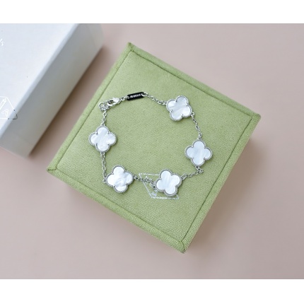 Van Cleef & Arpels Bracelets in 173216