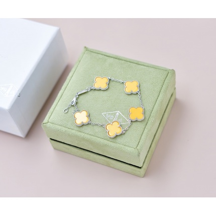 Van Cleef & Arpels Bracelets in 173217