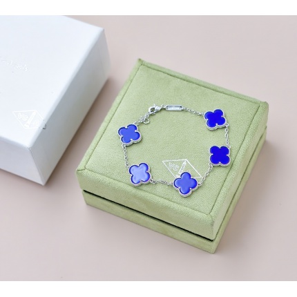 Van Cleef & Arpels Bracelets in 173218