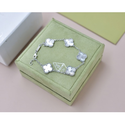 Van Cleef & Arpels Bracelets in 173219