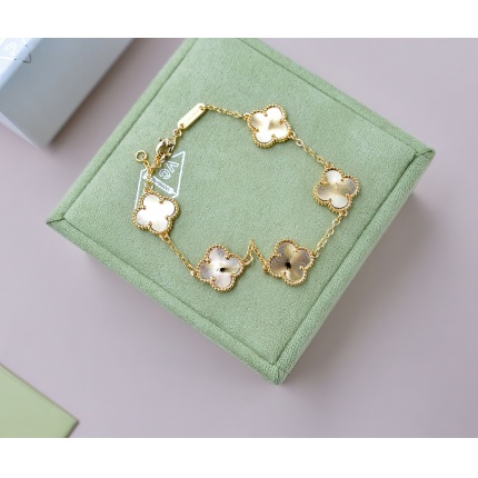 Van Cleef & Arpels Bracelets in 173220