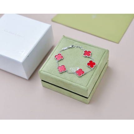 Van Cleef & Arpels Bracelets in 173222