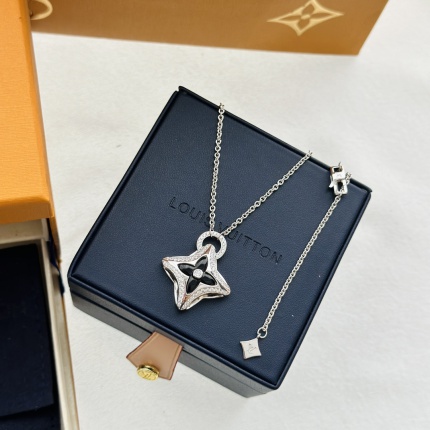 Louis Vuitton Necklace in 173765