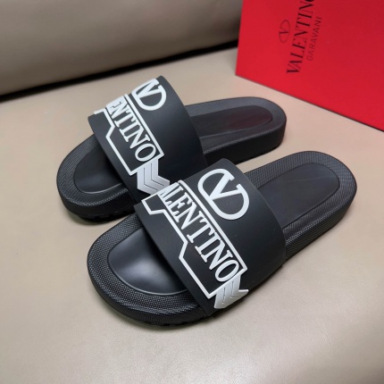 2023 New Arrivals Valentino Slippers For Men in 174030