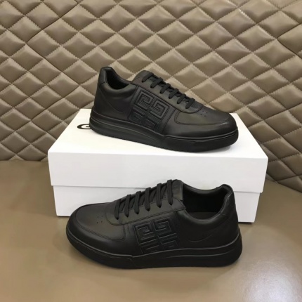 Givenchy Sneakers For Men in 174885