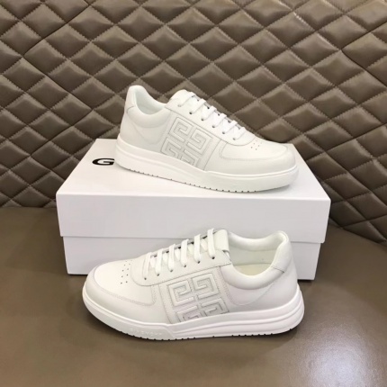 Givenchy Sneakers For Men in 174886