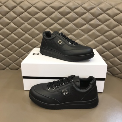 Givenchy Sneakers For Men in 175661