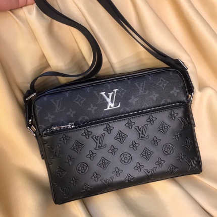 New Arrivals Louis Vuitton AAA quality Crossbody Bags For Men in 176114