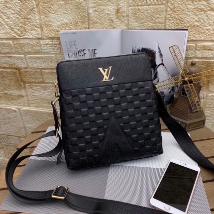 New Arrivals Louis Vuitton AAA quality Crossbody Bags For Men in 176116