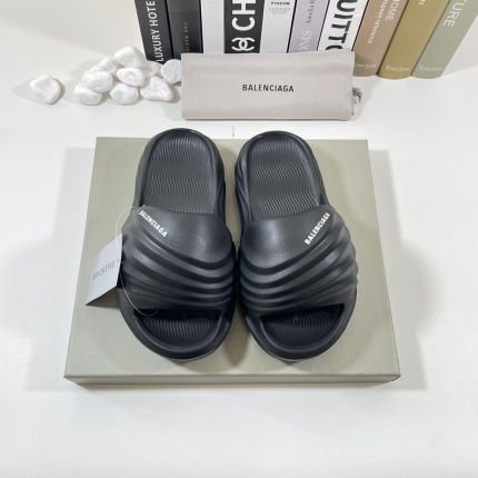 Balenciaga Slippers For Men in 178542