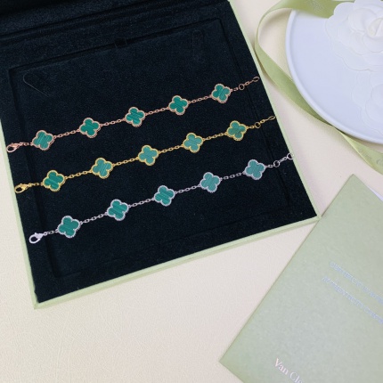 Van Cleef & Arpels Bracelets in 178987