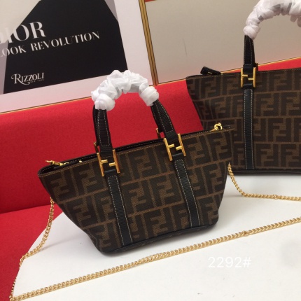 Fendi AAA+++ Handbags in 179645